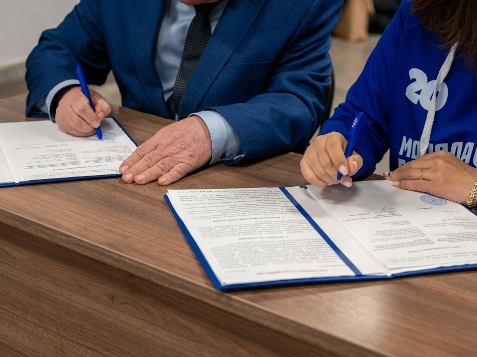Не общие советы, а четкие инструкции: жителям округа объяснили, где бесплатно проверить трудовой договор