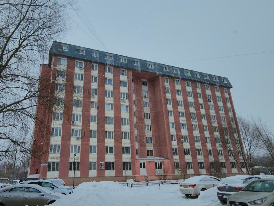 В Большевике управляющая компания провела сложные работы по очистке скатной крыши от снега