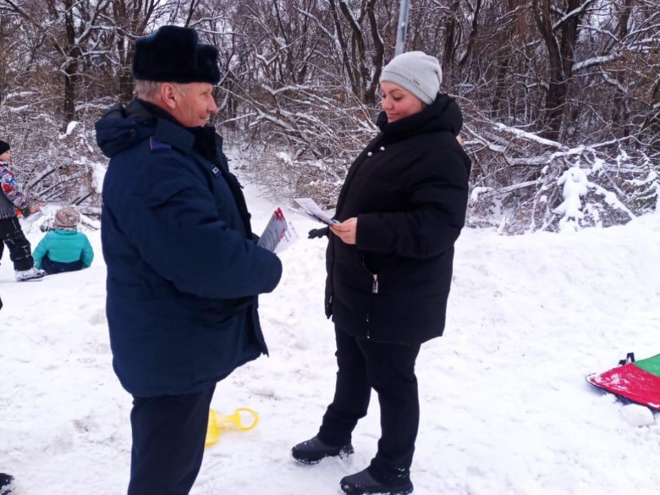 Памятка вместо гипса: пожарные рассказали жителям Луховиц главные правила зимнего катания