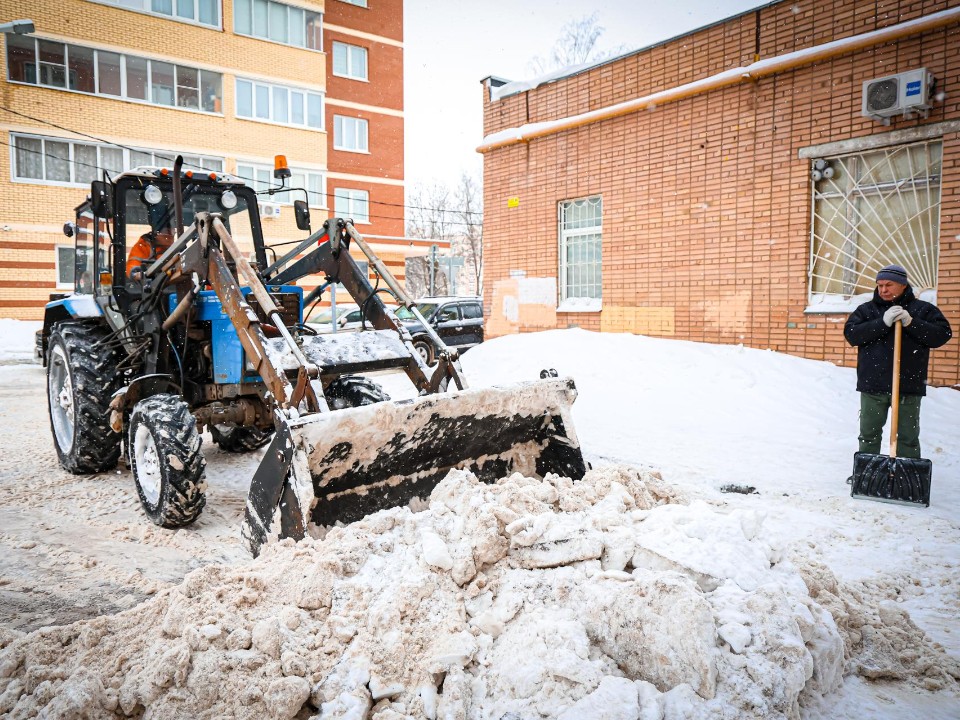 Коммунальщики расчистили снег на пересечении улиц Менделеева и Дзержинского