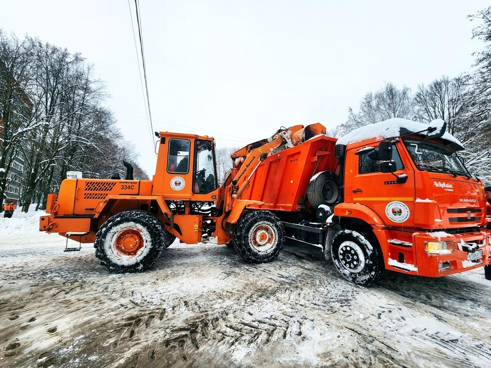 Коммунальные службы Пущина круглосуточно борются со снежными последствиями циклона
