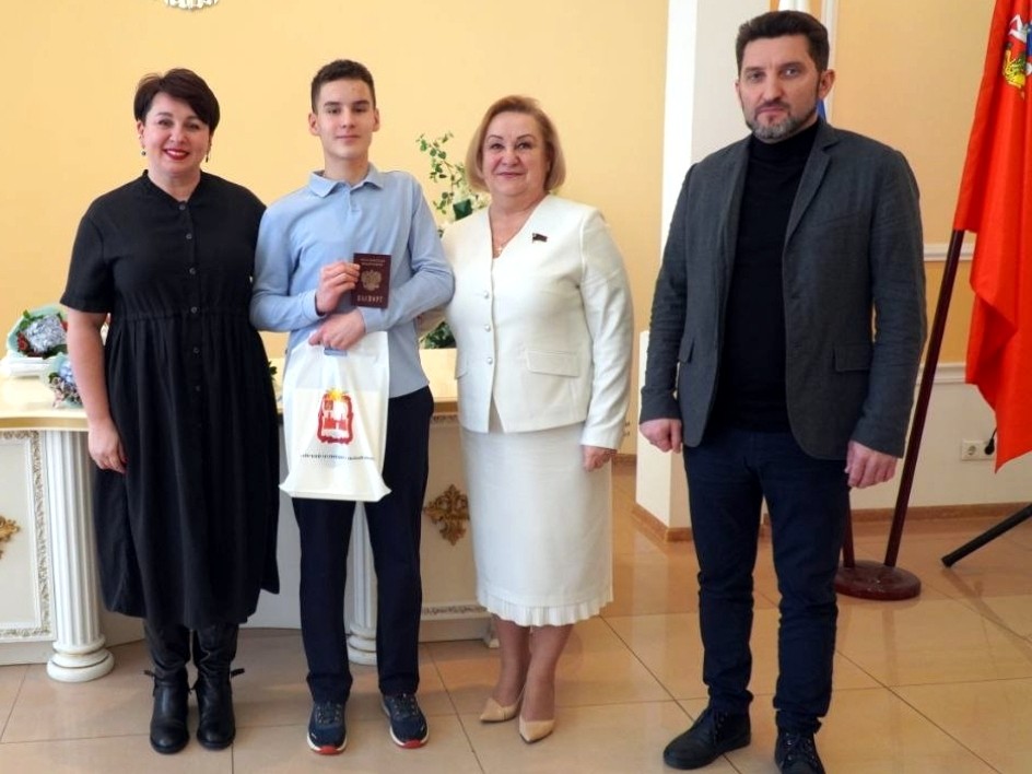 Депутат Мособлдумы вручила паспорт своему внуку на общей церемонии в Можайске