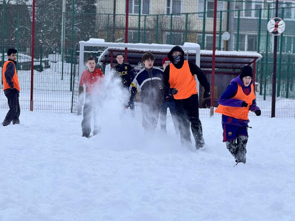 Шаховские спортсмены показали зрелищный футбол на снегу