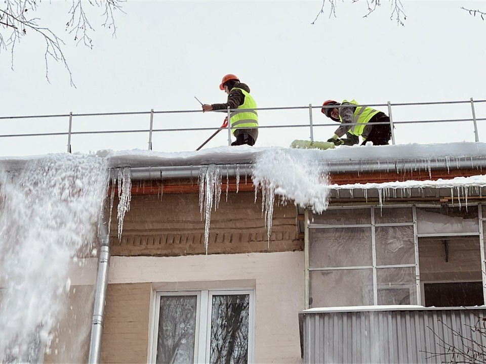 Как остановить рост сосулек? В Пушкино на крыши отправили десятки альпинистов