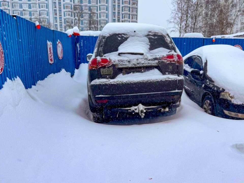 «Стоят прямо у баков»: в Одинцове парковка у контейнерных площадок стала проблемой новогодних каникул