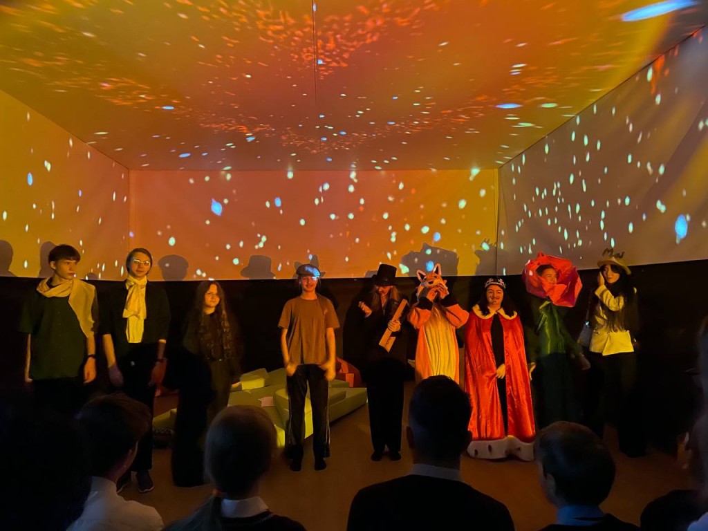 «Маленький принц» под звездным небом: школьники из Котельников представили спектакль на французском