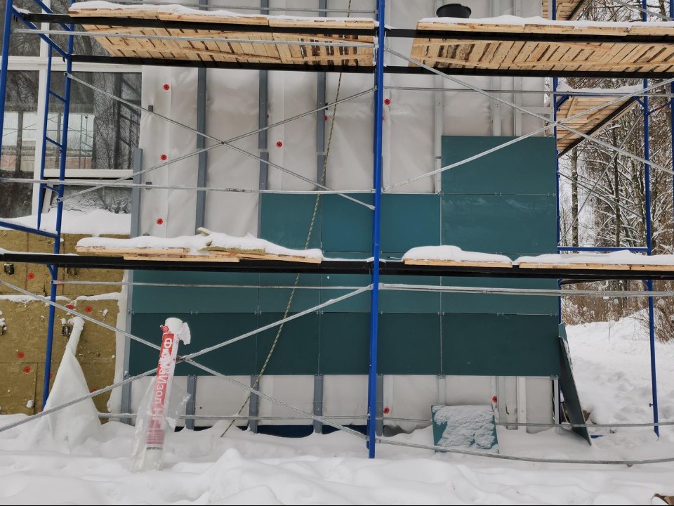 Фасад школы в Лобне облицовывают изумрудным керамогранитом из Златоуста