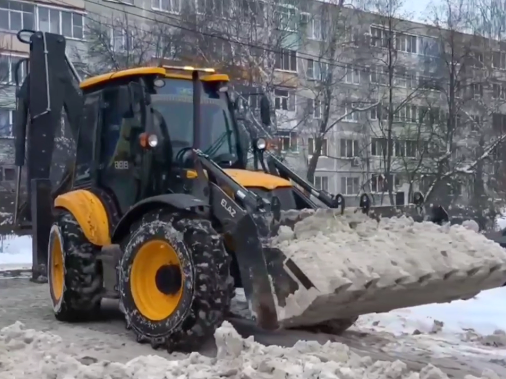 Ежедневно, несмотря на праздники: сотрудники дорожных и коммунальных служб Зарайска убирают снег с тротуаров и улиц города