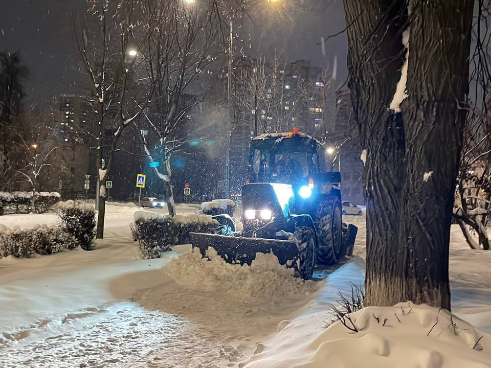 Дороги и дворы под контролем: коммунальные службы Королева устраняют последствия сильного снегопада
