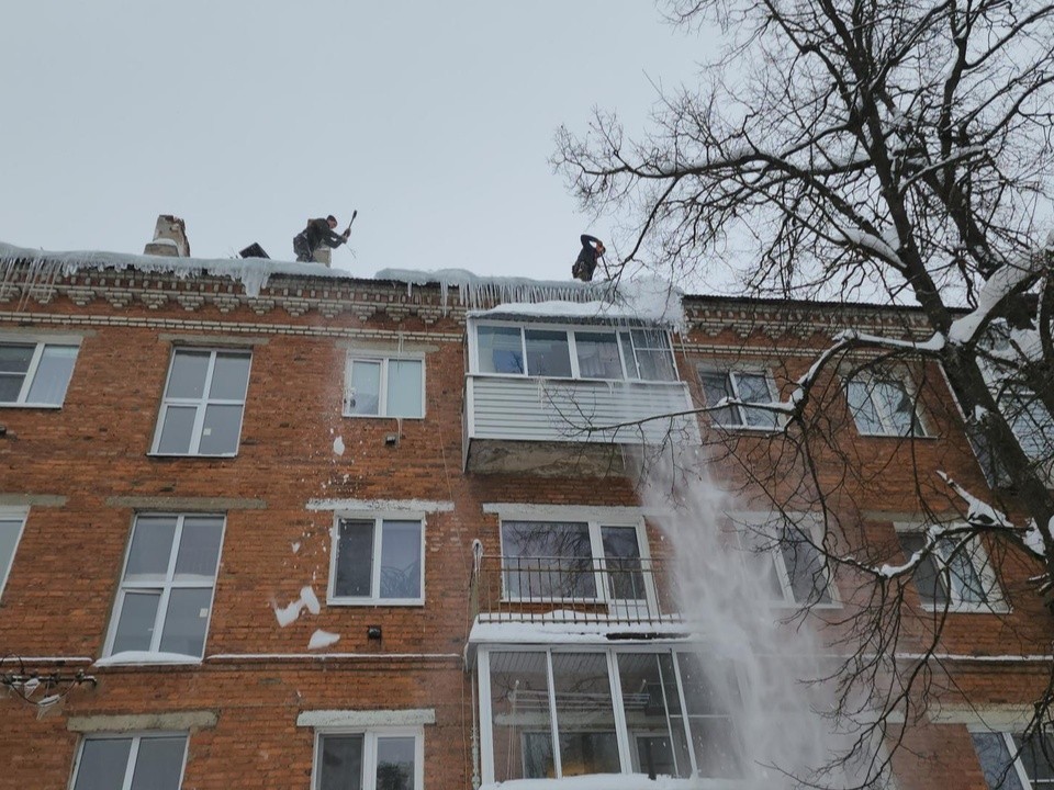 Профессиональные альпинисты ликвидируют сосульки с крыш в Орехово-Зуеве