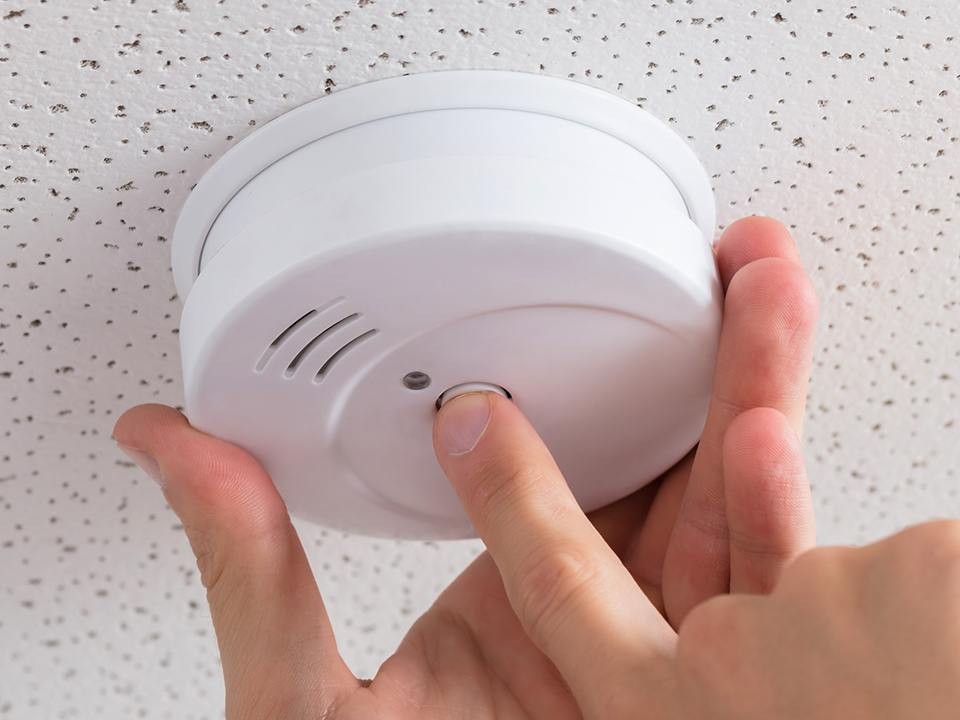 Чтобы не было беды: многодетным семьям в Луховицах раздали пожарные извещатели