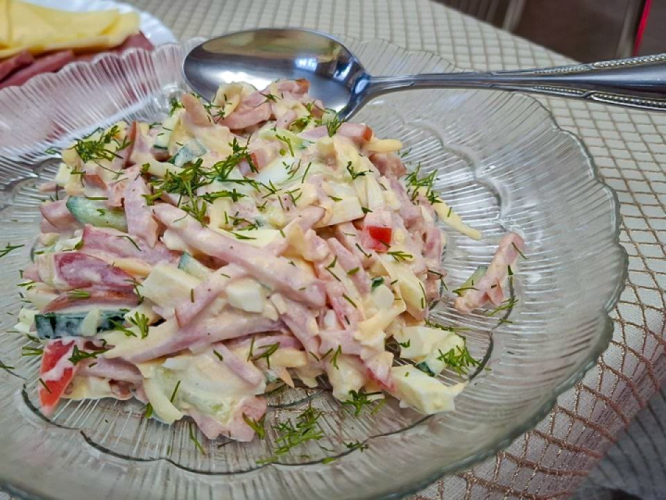 Всего одна ошибка в хранении превращает «тяжелый» салат в биологическое оружие – вы ее наверняка делаете