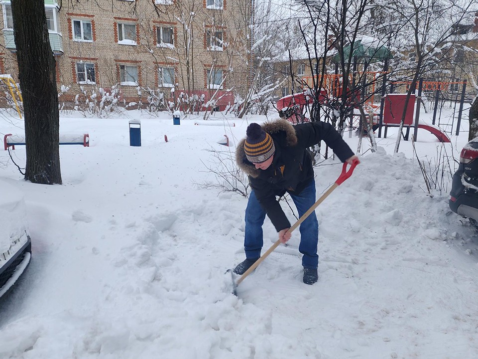 «Надо помогать друг другу»: жители Красноармейска вместе чистят улицы от снега