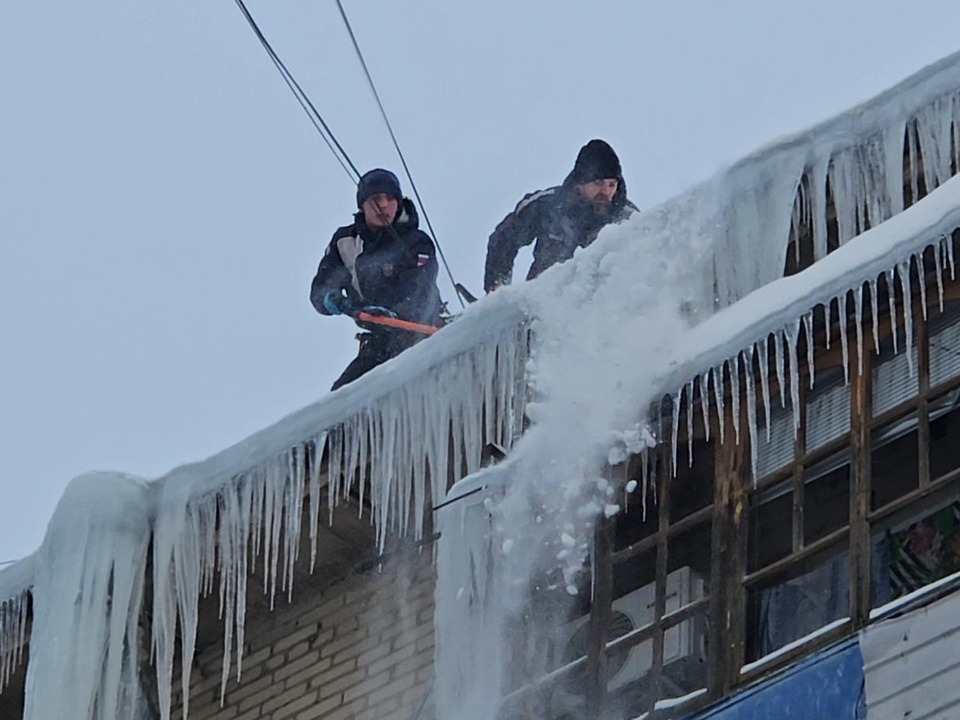 Безопасность прохожих обеспечена: крыши домов очищают от снега и гигантских сосулек