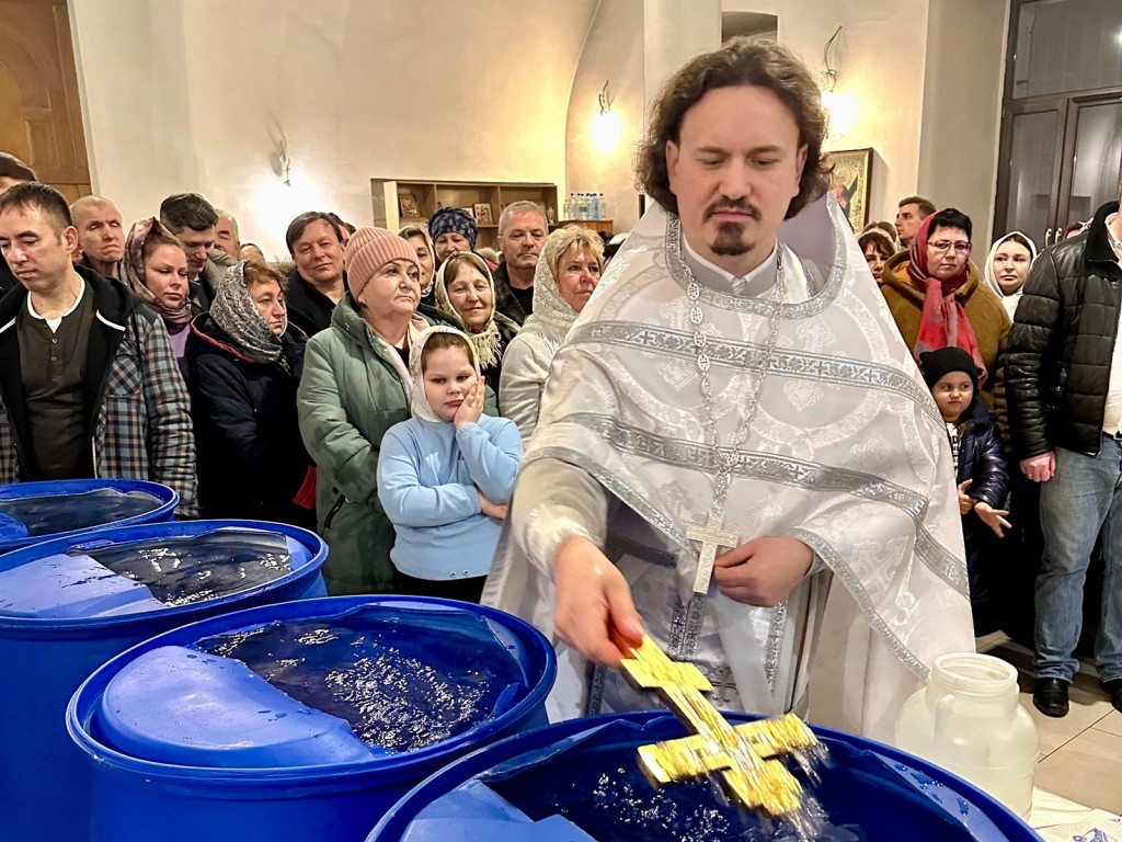 Крещение 2026: полное расписание служб и освящения воды в Знаменском храме