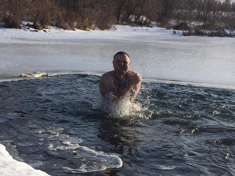 «Настоящему мужчине важно подавать пример»: ветеран СВО из Люберец практикует моржевание в новогодние праздники