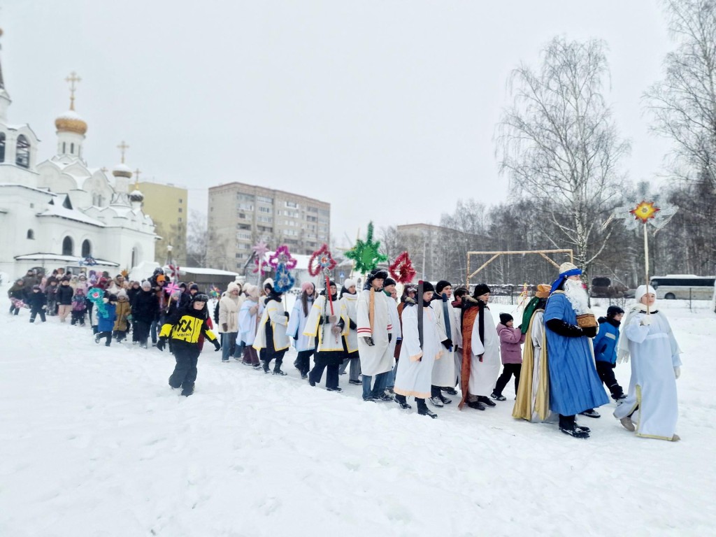Более 300 жителей Белоозерского поучаствовали в костюмированном рождественском шествии