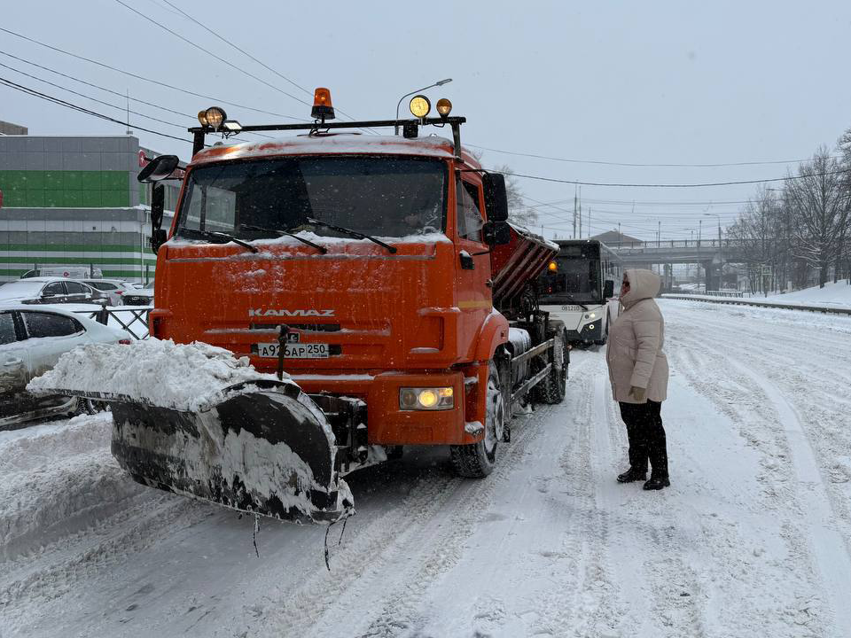 Коммунальные службы Химок в первую очередь очищают дороги, остановки и тротуары