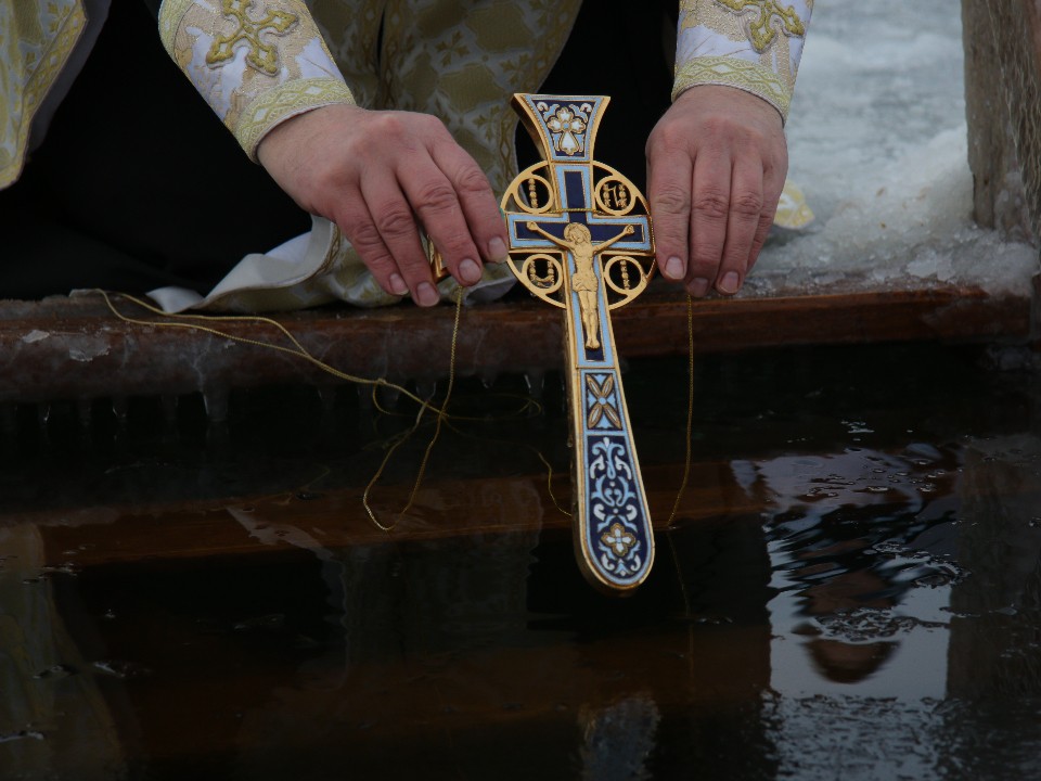 Готовимся к Крещению: как правильно пить и хранить дома святую воду