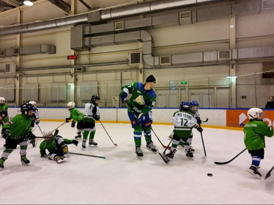 Бросок «лакрос» и другие хоккейные секреты: звезда КХЛ провел мастер-класс в Клину