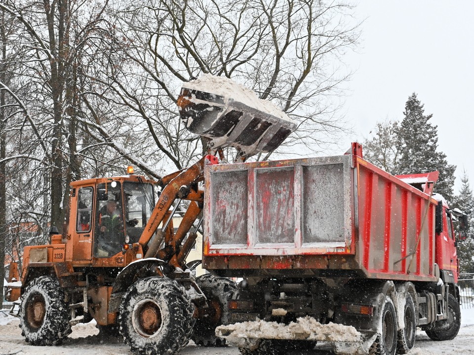 Стихия не отступает: в Луховицах борьба со снегом приобрела эпичные масштабы
