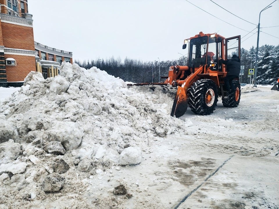 «Такого объема снега не было давно»: в Пущине пятый день ликвидируют последствия циклона