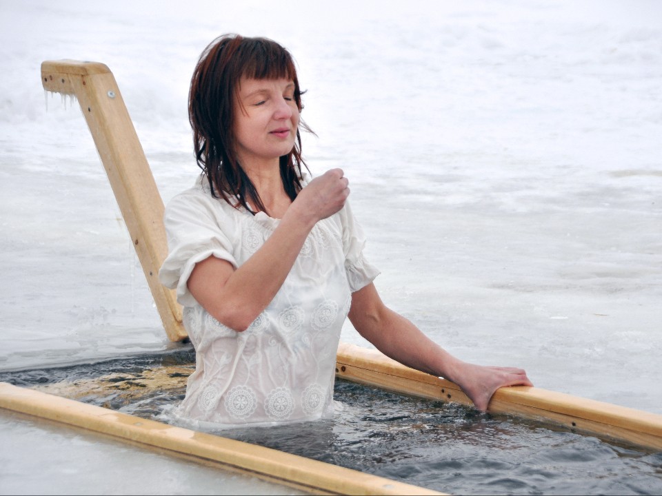 Сердце под ударом: как окунаться в прорубь, чтобы Крещение не закончилось больницей