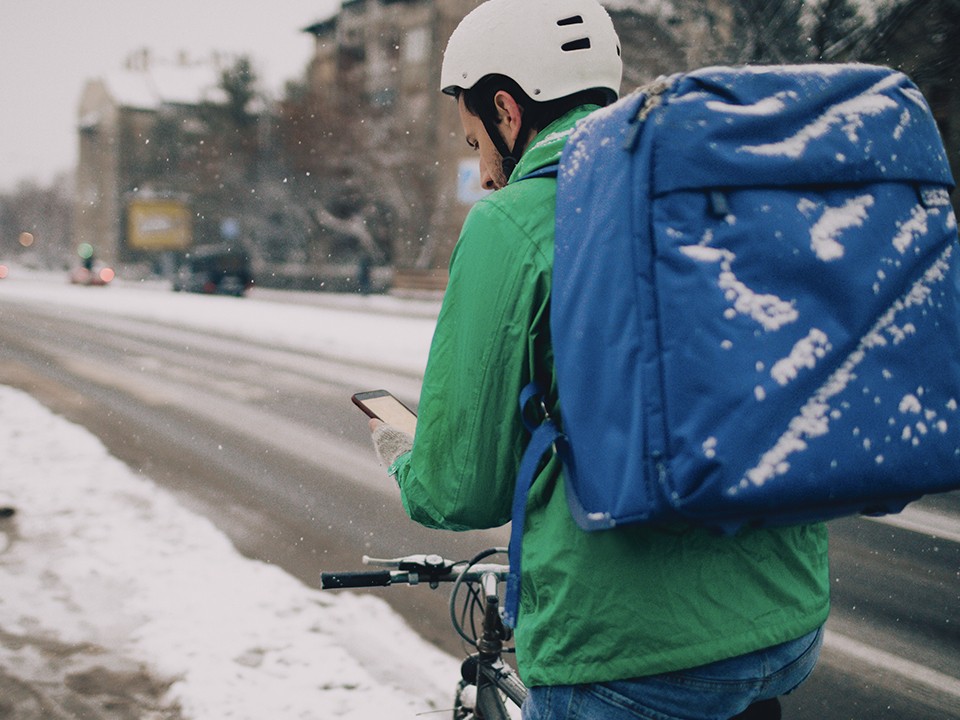 «Каждый подъезд как Эверест»: как работают курьеры после рекордного снегопада в Подмосковье