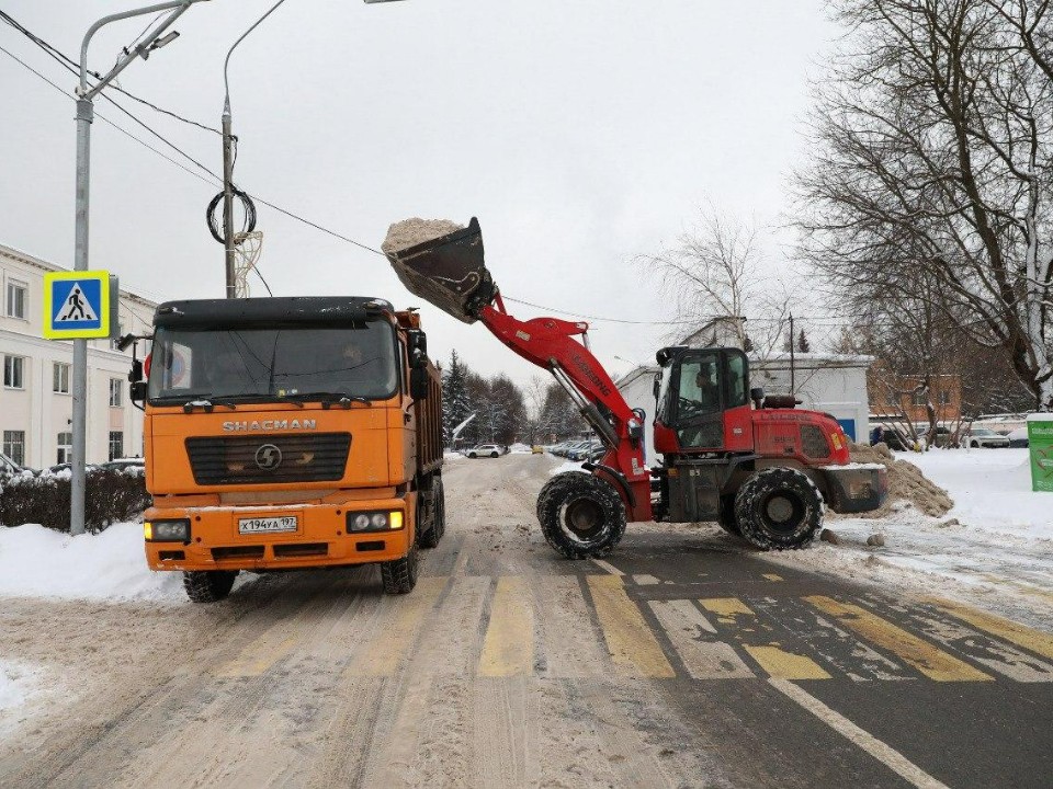 Три площадки для вывоза и строгий контроль: в Долгопрудном расчищают сотни километров дорог от снега и наледи