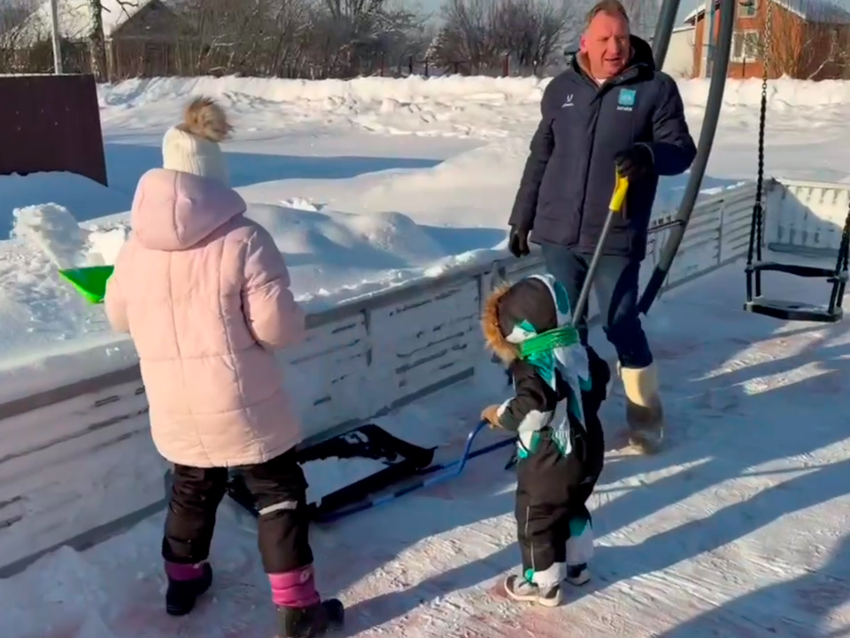 Глава Зарайска вместе с внуками почистил детскую площадку