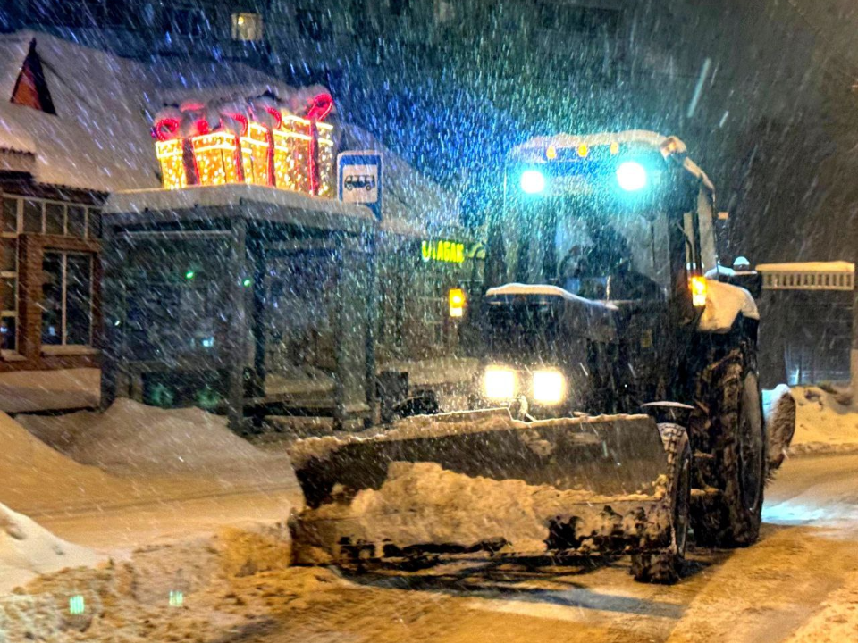 В круглосуточном режиме: в Красногорске очищают от снега дороги, дворы и общественные пространства
