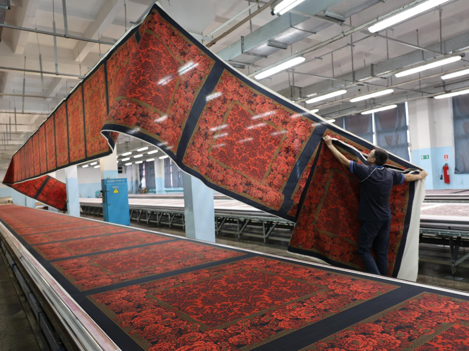 Школьники Павловского Посада увидели уникальную технологию изготовления платков