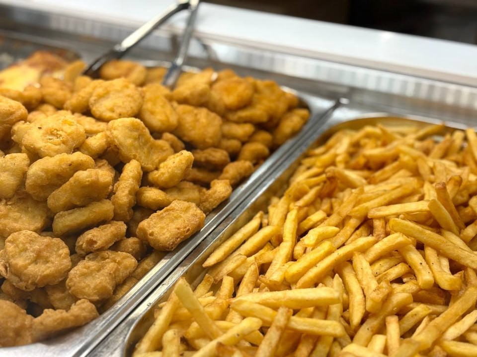 Прямой путь к болезням: какие риски для ребенка скрывает систематическое питание фастфудом