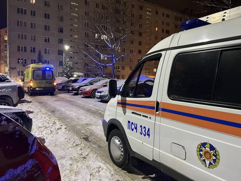 Нестандартный вызов в Ступине: как спасатели перенесли на седьмой этаж пациента весом 150 кг