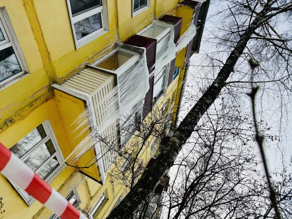 В Раменском коммунальщики спасли дом от гигантской «царь-сосульки» размером с березу