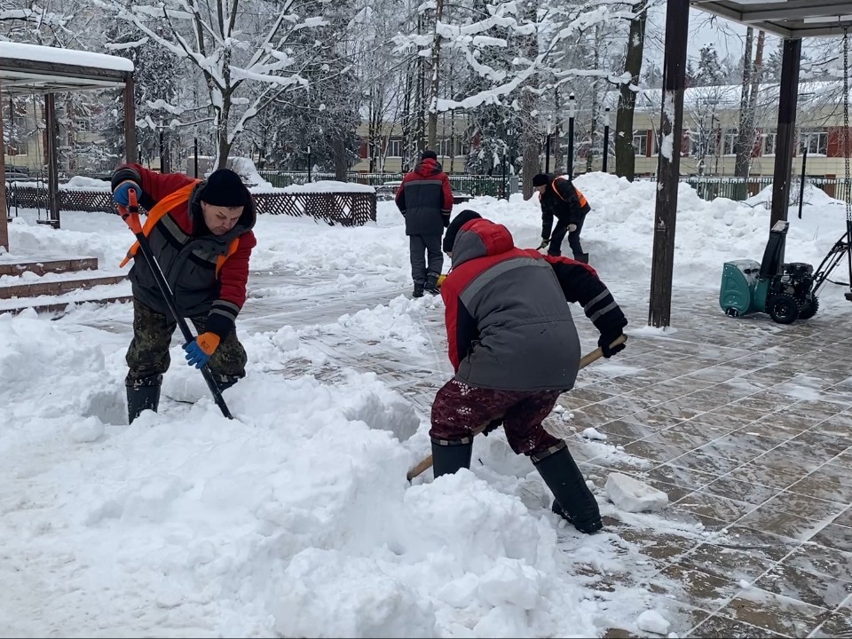 «Стахановский» темп: уборщик из Чебоксар помогает Власихе справиться со снегопадами