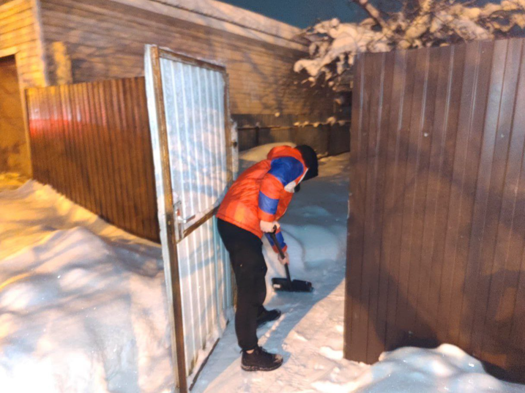 Дети в Наро-Фоминске помогли 95-летнему дедушке расчистить снег у дома