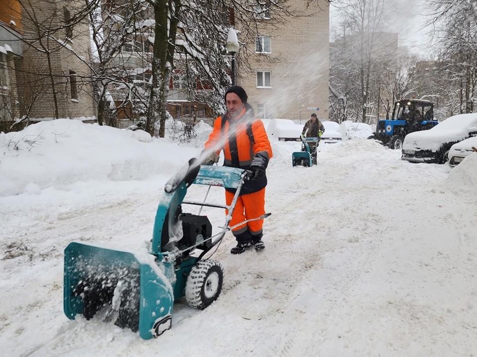 Коммунальные службы Протвина активно расчищают двор на Лесном бульваре после снежного циклона
