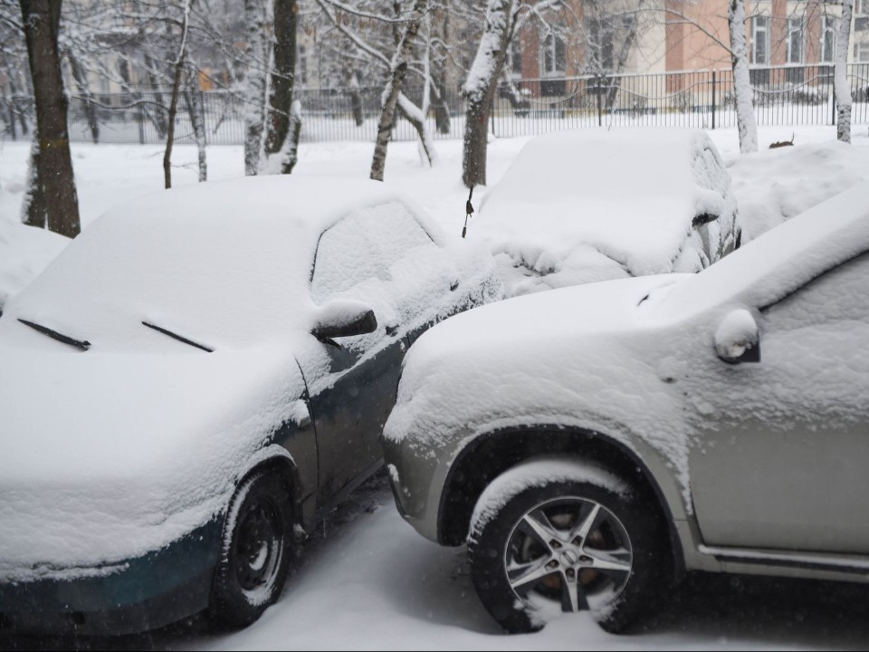 Водителям Дубны напомнили, как безопасно очистить автомобиль от снега