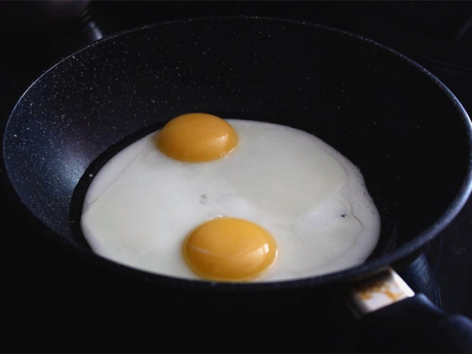 Не только соль виновата: какой безобидный перекус может вызвать отеки и указать на болезнь