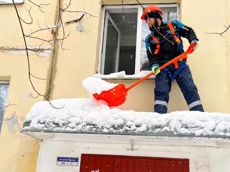 Коммунальные службы активно очищают крыши от снега и сосулек