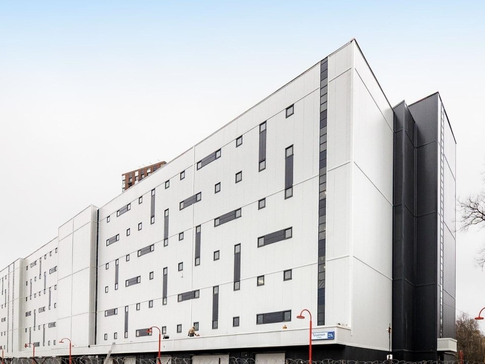 Для маломобильных граждан: как обустроены специализированные парковочные места в новом паркинге в Мытищах