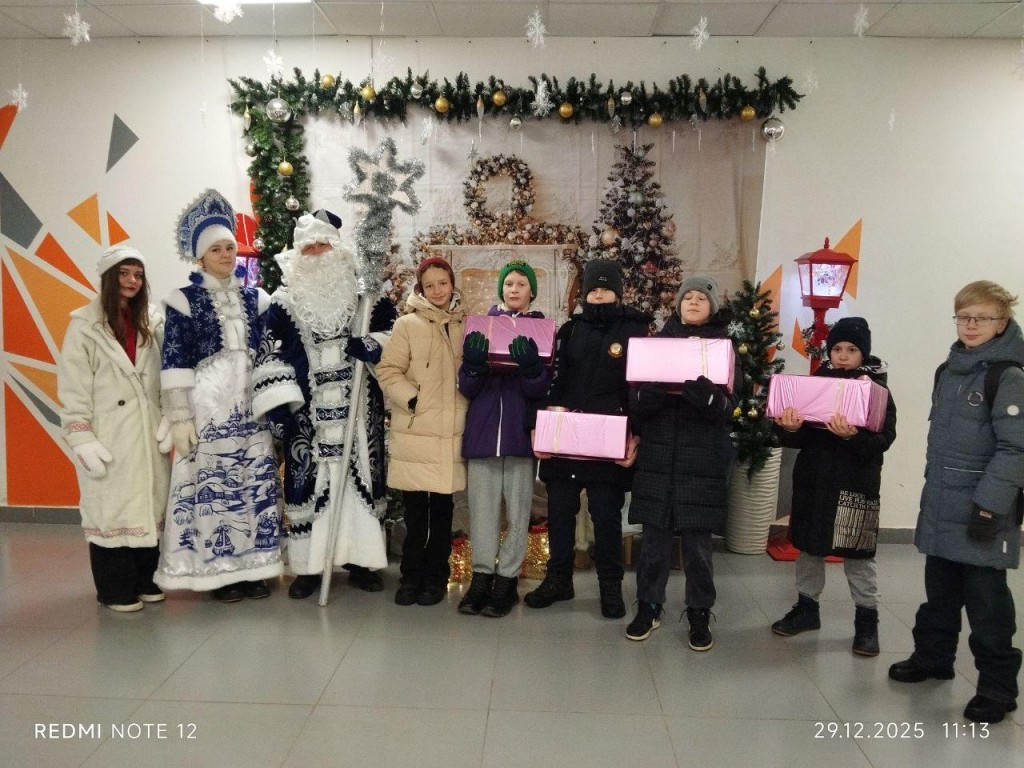 В копилку добрых дел: лобненские школьники провели новогодний праздник для одиноких пенсионеров