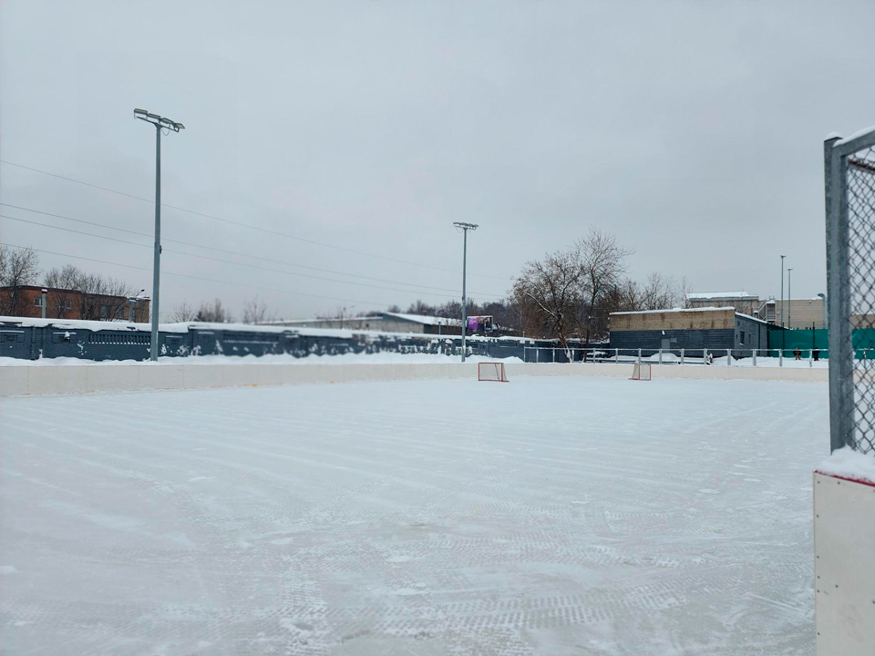 В микрорайоне Юбилейный вновь заработал бесплатный каток на стадионе «Чайка»