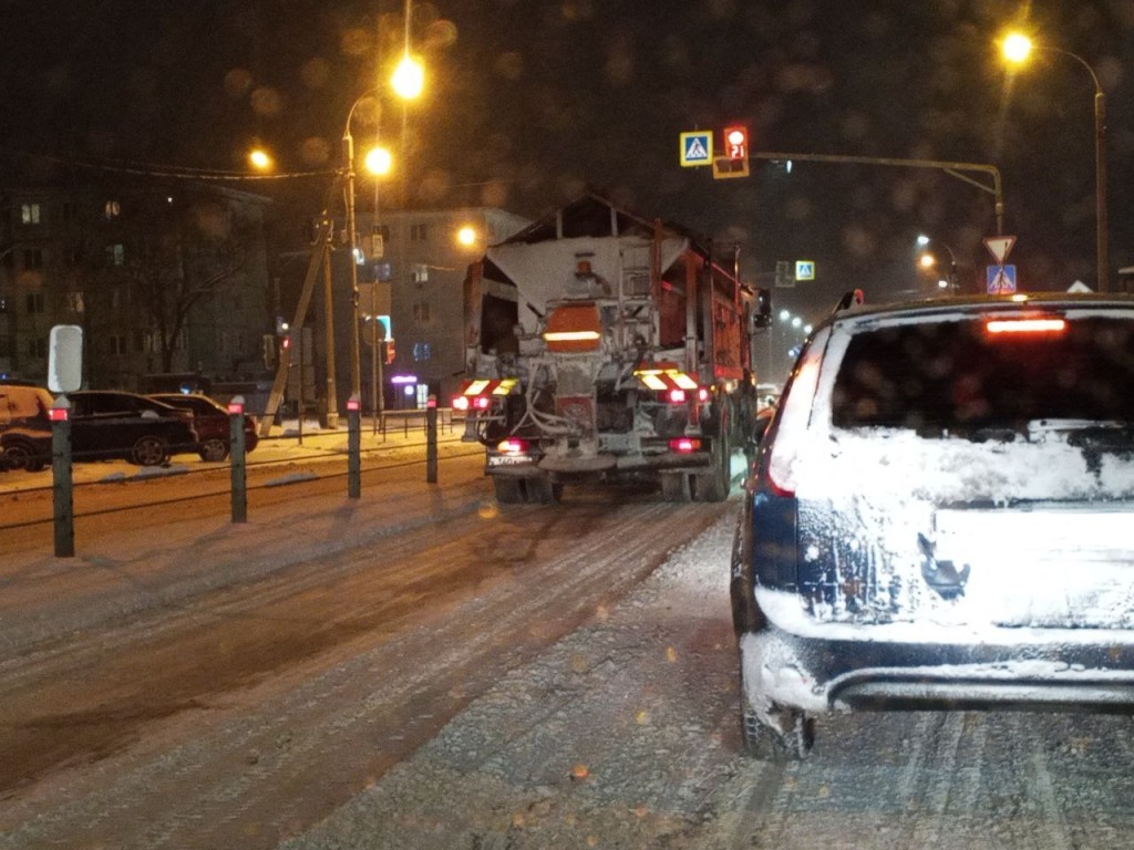 Дорожники Рузского округа ликвидируют последствия первого новогоднего снегопада