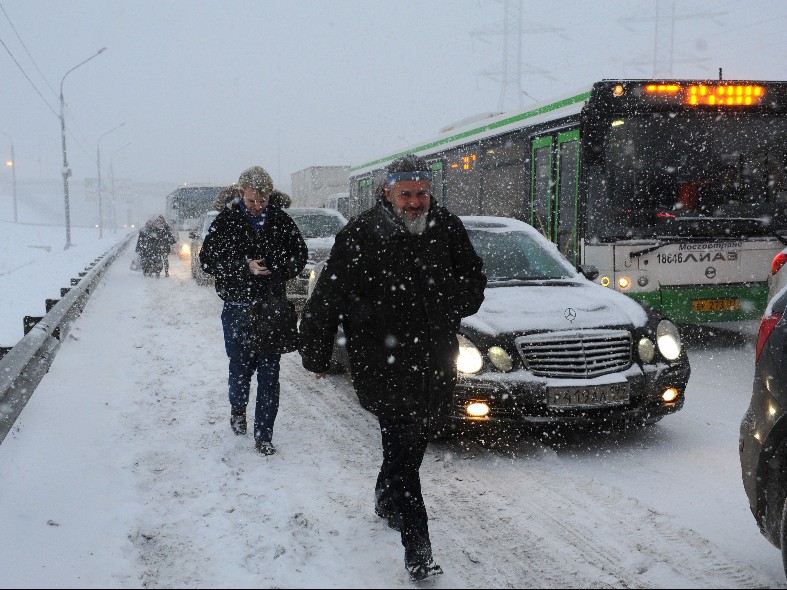 Постой, пешеход, не беги под колеса: о чем еще предупредили жителей Подмосковья в снегопад и гололед