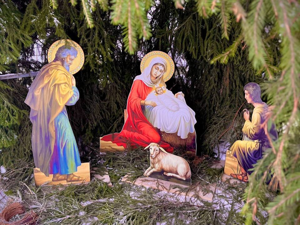 Рождественский вертеп установили у входа в Алексиевский храм