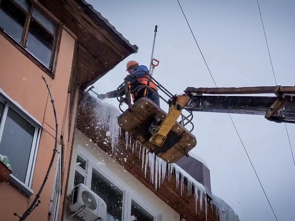 Снежные ловушки на крышах Долгопрудного: УК устраняет наледь
