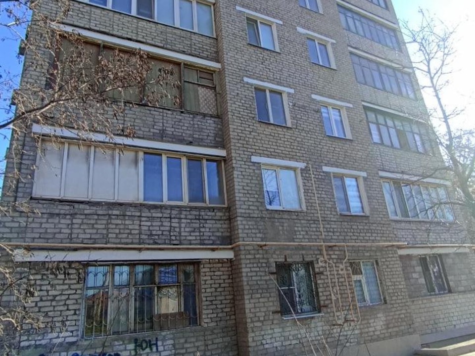 Возвращение в мирную жизнь: еще один мариупольский дом готовится встречать своих жильцов