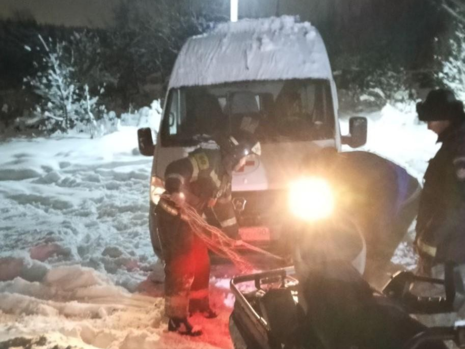 Снежный капкан для скорой: как спасатели не дали сорвать медицинский вызов